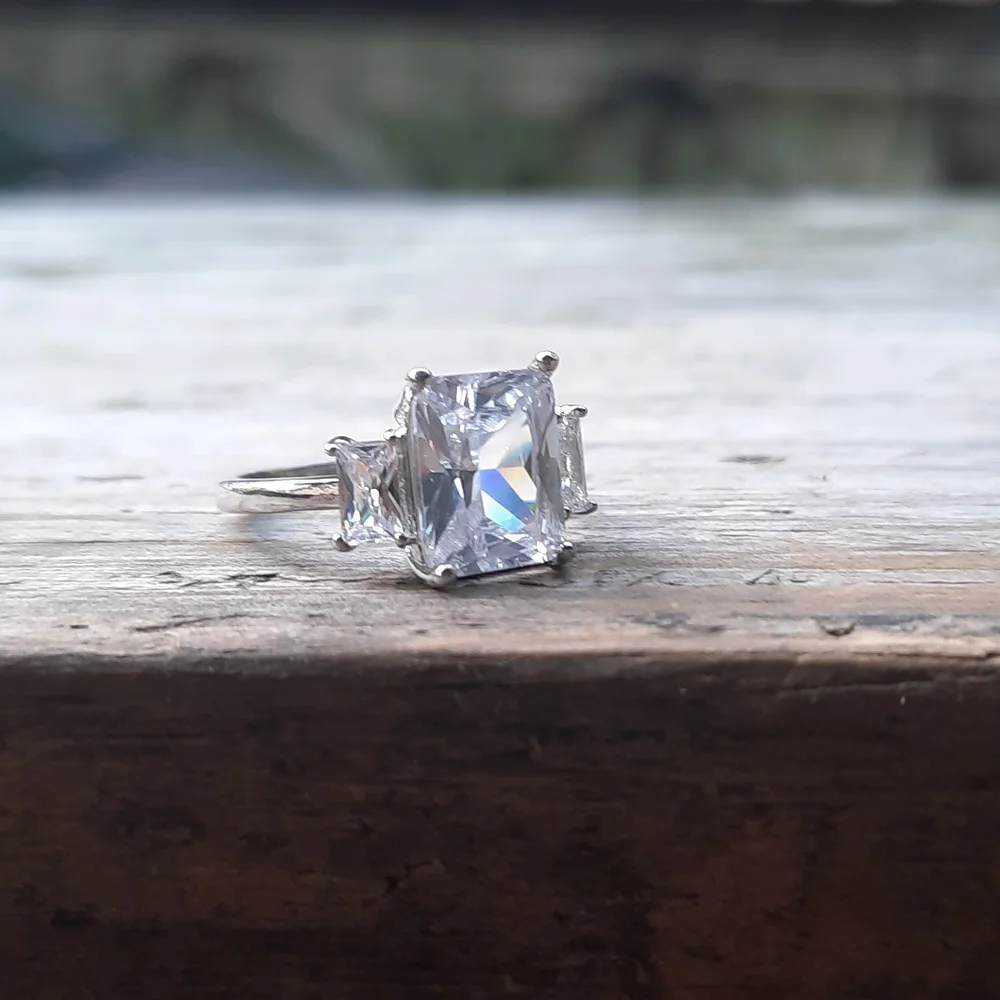 Glitz and Glamour Crystal faceted Ring - Picture 1 of 4
